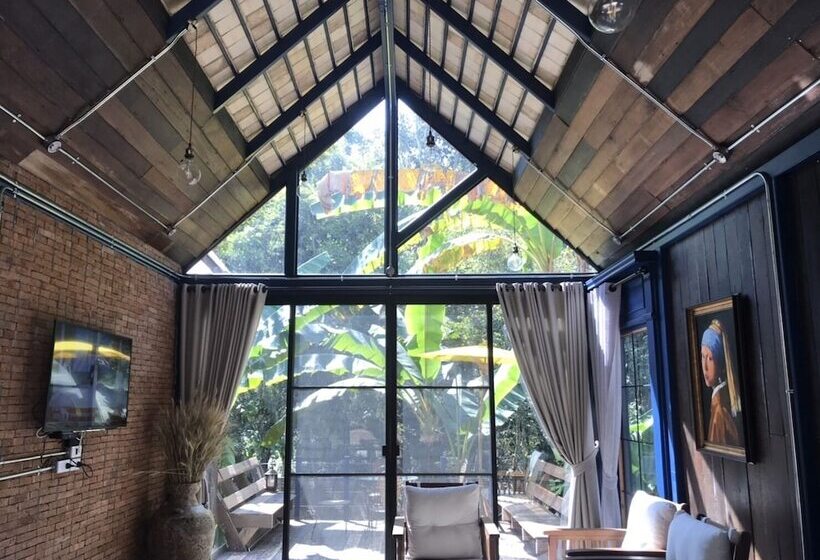 Отель Voraman Hut