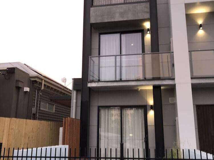 Timber Door Luxury Accommodation Geelong