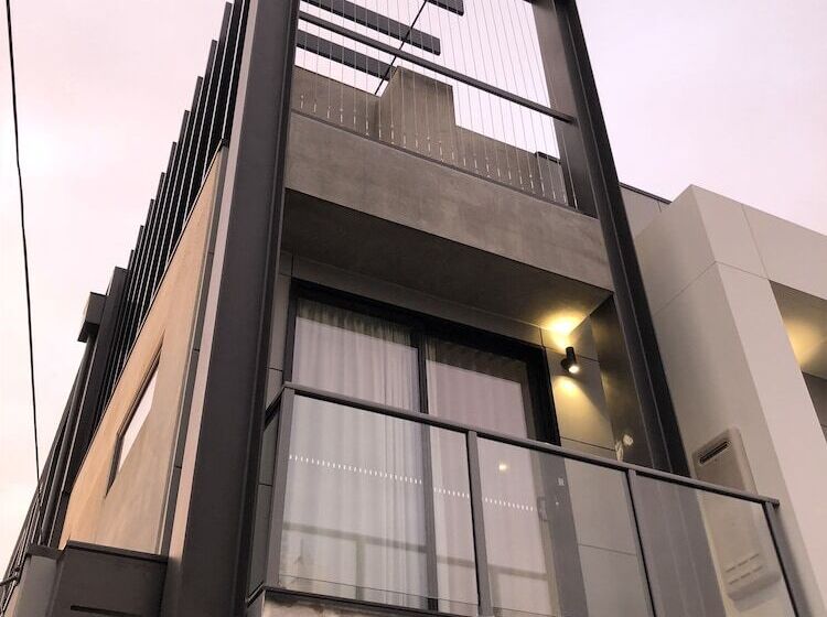 Timber Door Luxury Accommodation Geelong