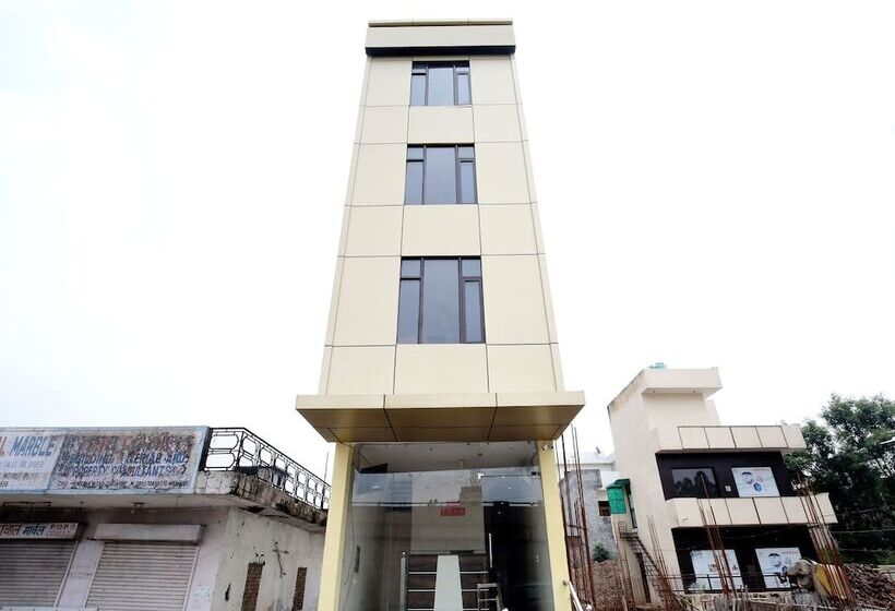 Oyo 16875 Hotel Skyz