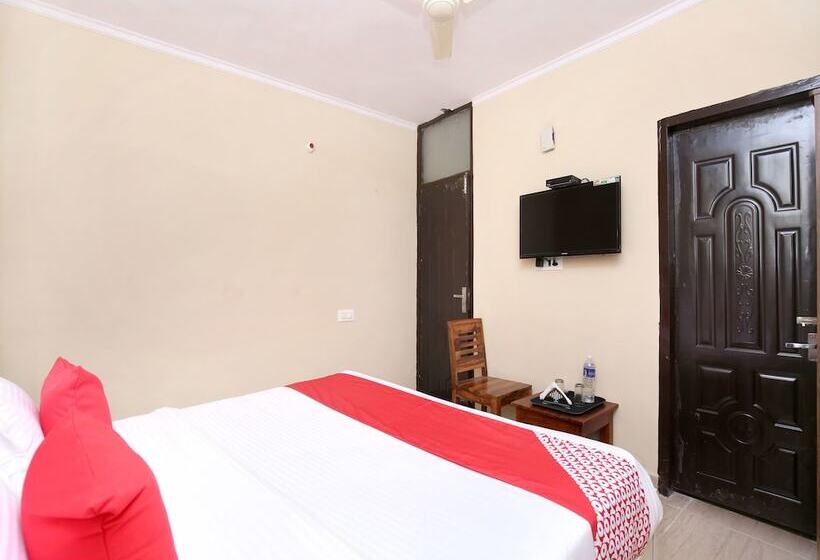 Oyo 16875 Hotel Skyz