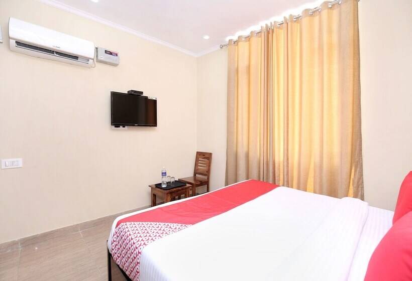 Oyo 16875 Hotel Skyz