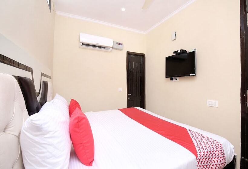 Oyo 16875 Hotel Skyz