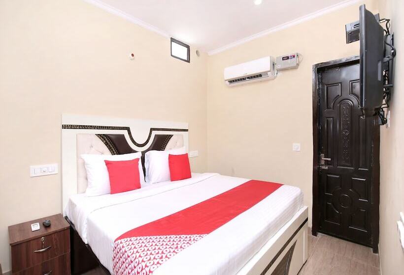 Oyo 16875 Hotel Skyz