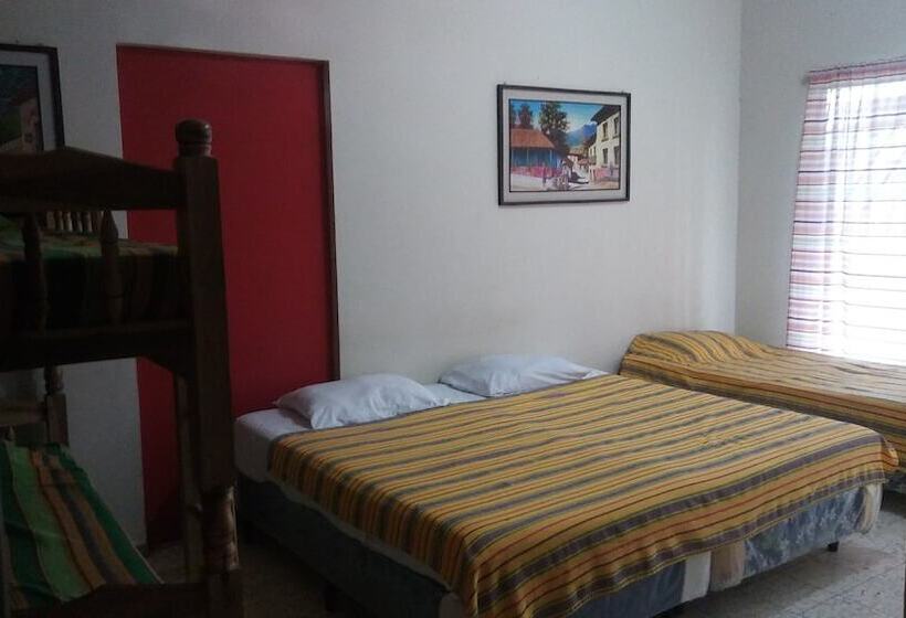 تختخواب و صبحانه Hostal Doña Marta