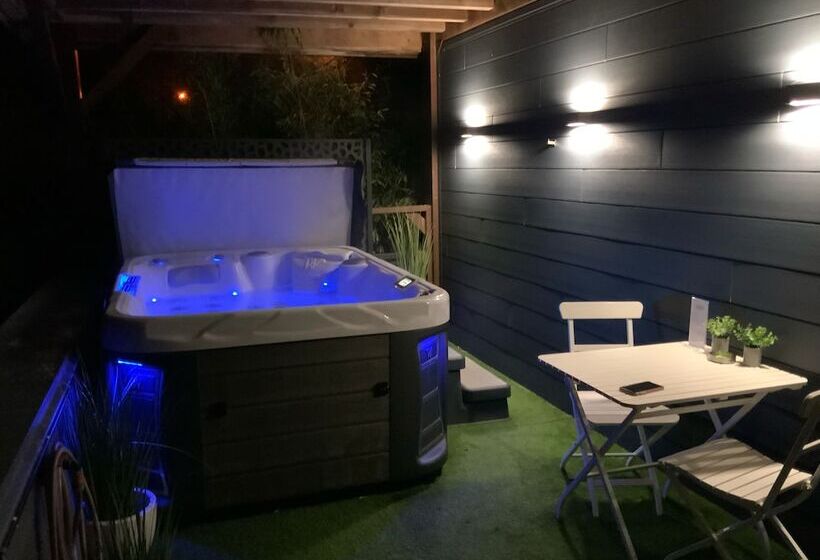פונדק At Home   Jacuzzi Privatif