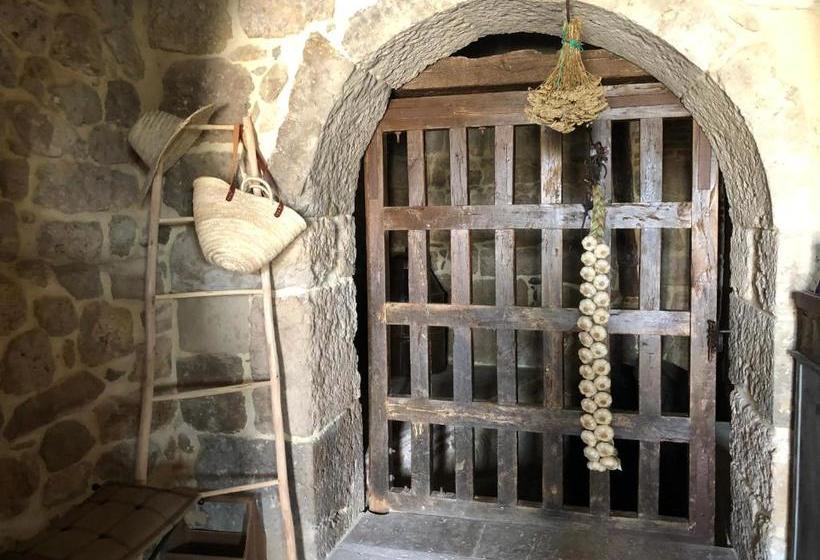 مسافرخانه Emebed Posada