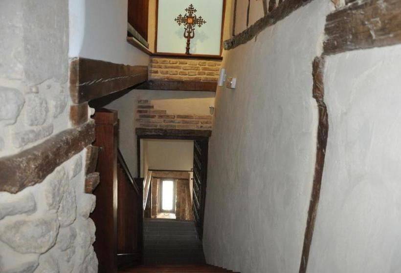 مسافرخانه Emebed Posada