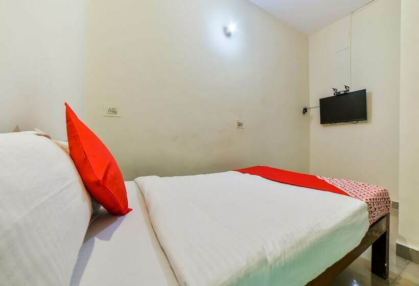 簡易ホテル Oyo 26605 Bharat Guest House