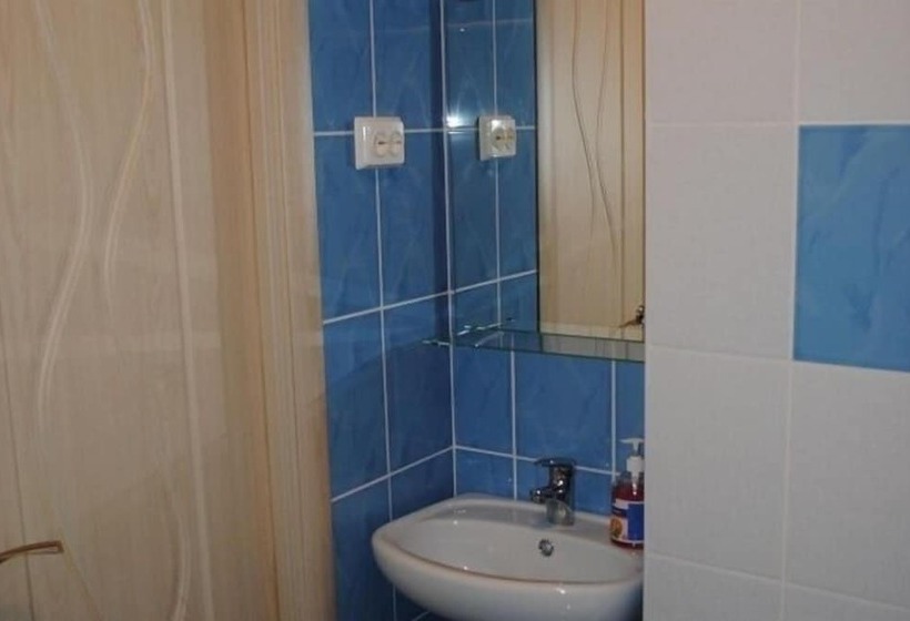 בית מלון כפרי 12 Months