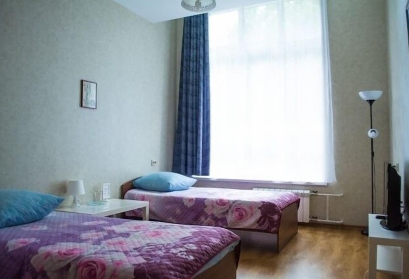 בית מלון כפרי 12 Months