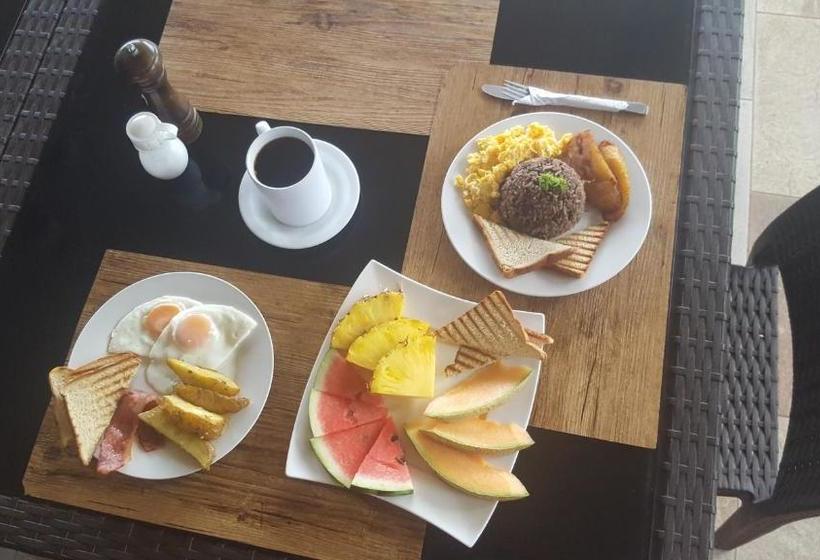 Beachfront Hotel Tramonto