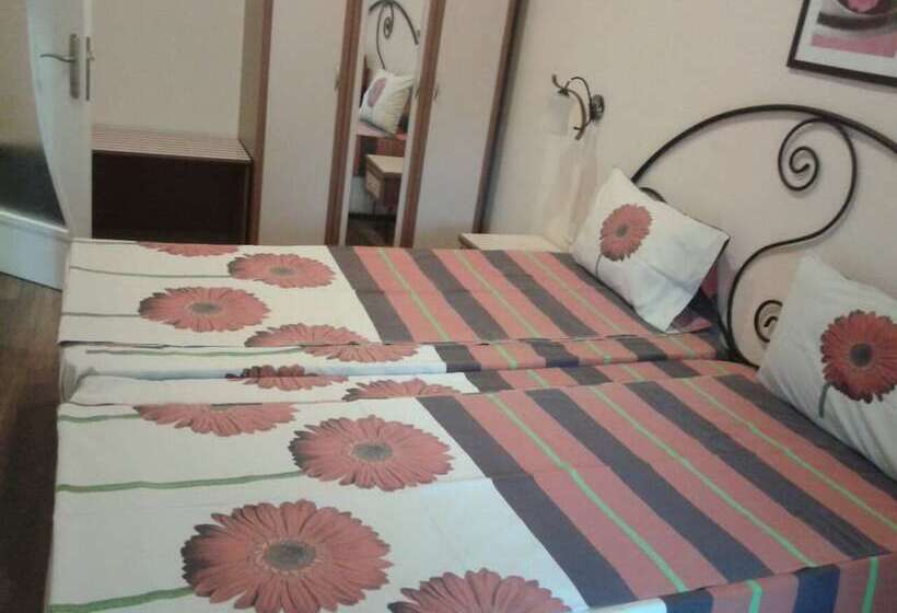 هتل Holiday Village