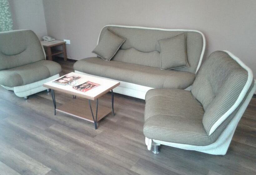 هتل Holiday Village