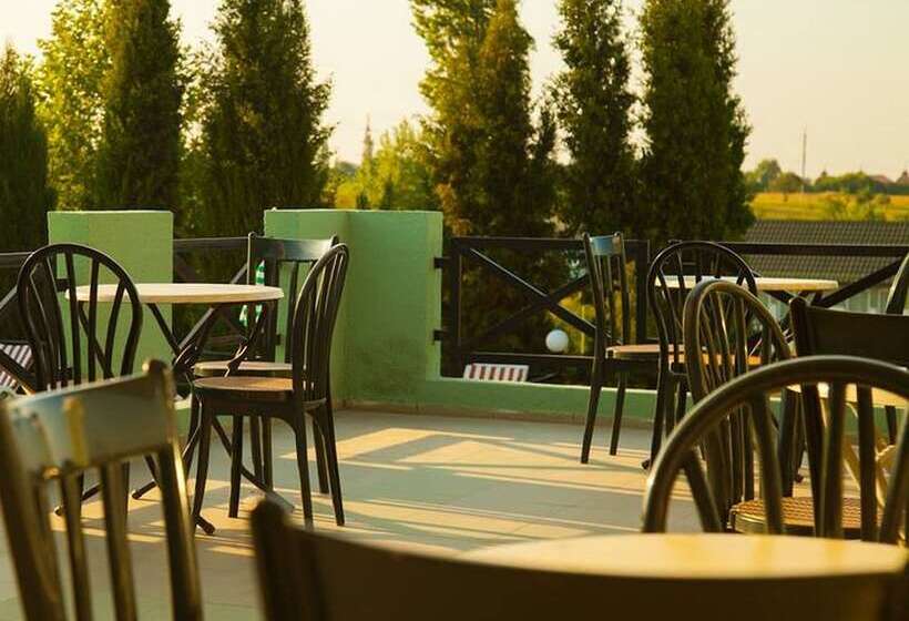 هتل Holiday Village