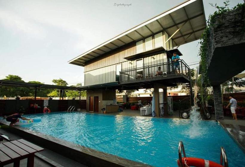 בית מלון כפרי Kluang Container Swimming Pool