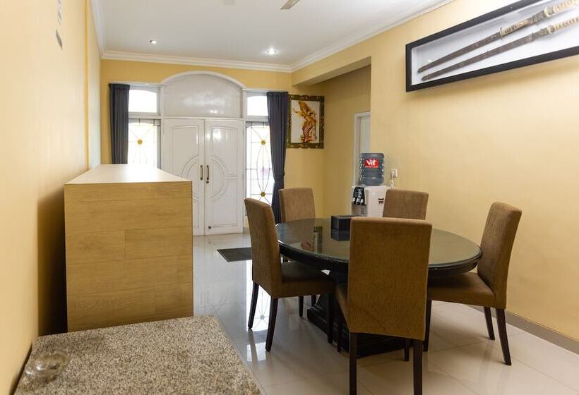 ホテル Reddoorz @ Danau Bratan