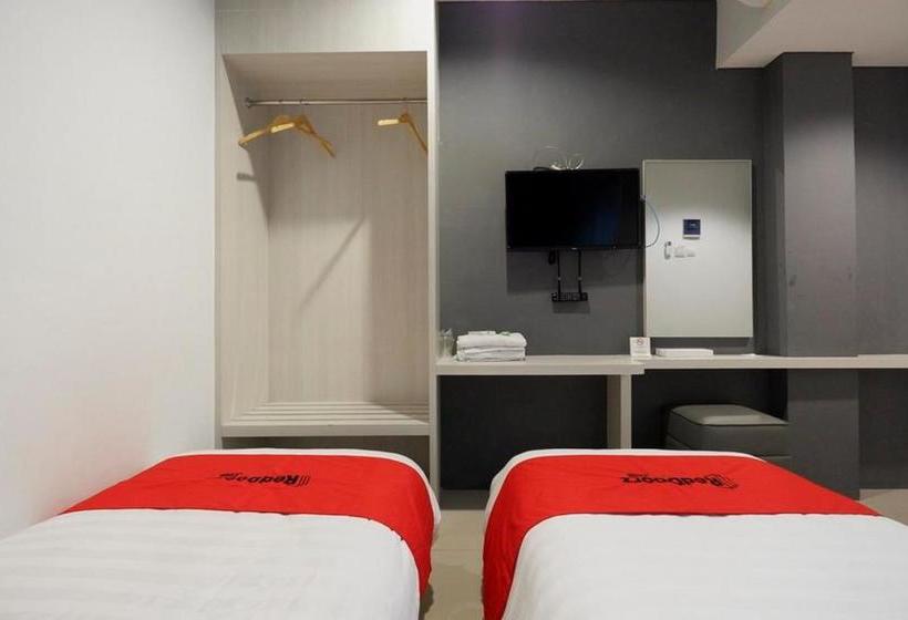 Отель Reddoorz Plus Near Ciputra Mall Simpang Lima 2