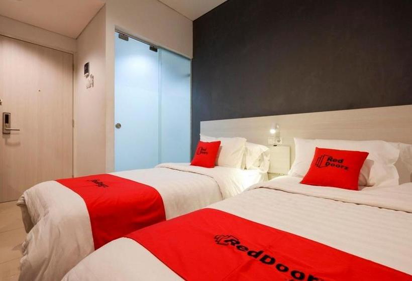 Отель Reddoorz Plus Near Ciputra Mall Simpang Lima 2