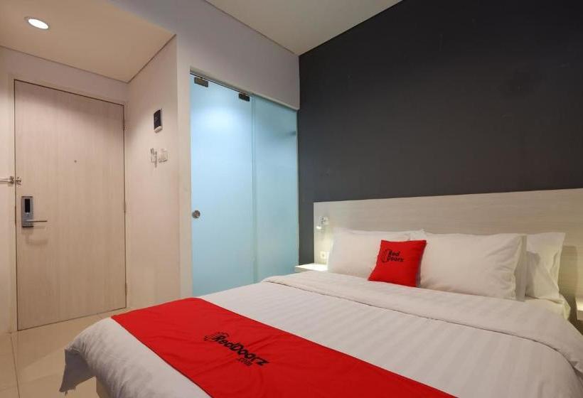 Отель Reddoorz Plus Near Ciputra Mall Simpang Lima 2