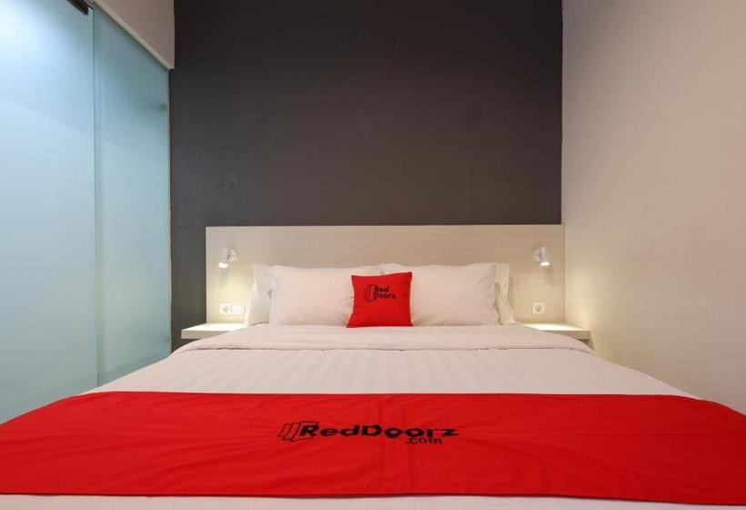 Отель Reddoorz Plus Near Ciputra Mall Simpang Lima 2