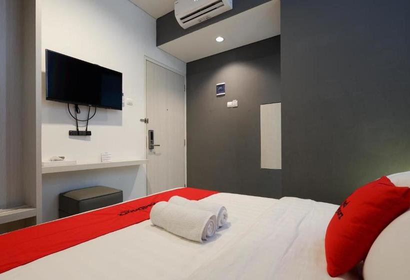 Отель Reddoorz Plus Near Ciputra Mall Simpang Lima 2