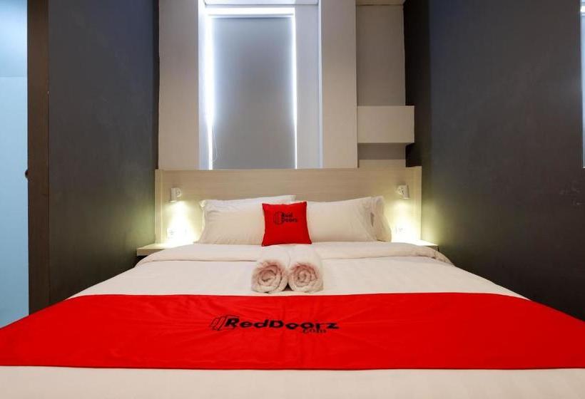 Отель Reddoorz Plus Near Ciputra Mall Simpang Lima 2