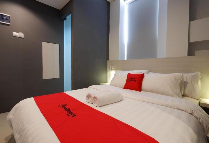 Отель Reddoorz Plus Near Ciputra Mall Simpang Lima 2