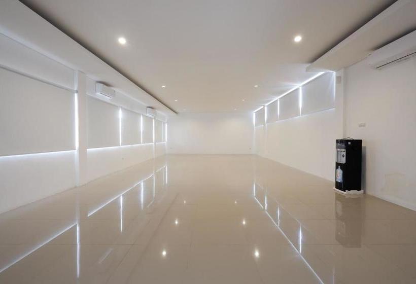 Отель Reddoorz Plus Near Ciputra Mall Simpang Lima 2