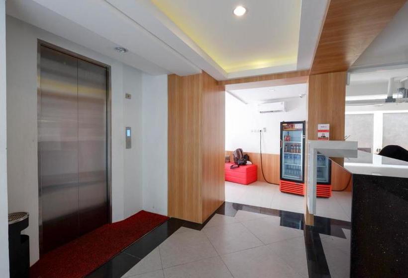 Отель Reddoorz Plus Near Ciputra Mall Simpang Lima 2