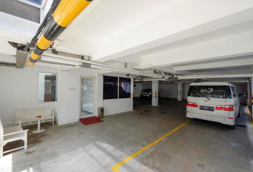 Отель Reddoorz Plus Near Ciputra Mall Simpang Lima 2