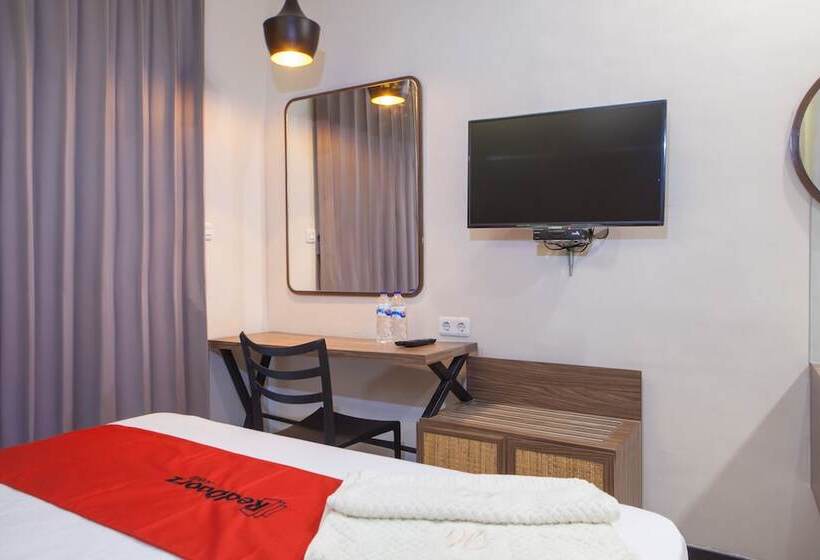 Отель Reddoorz @ Wiyung 2