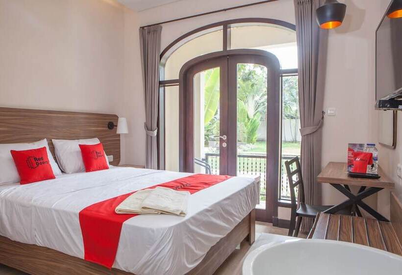 Отель Reddoorz @ Wiyung 2