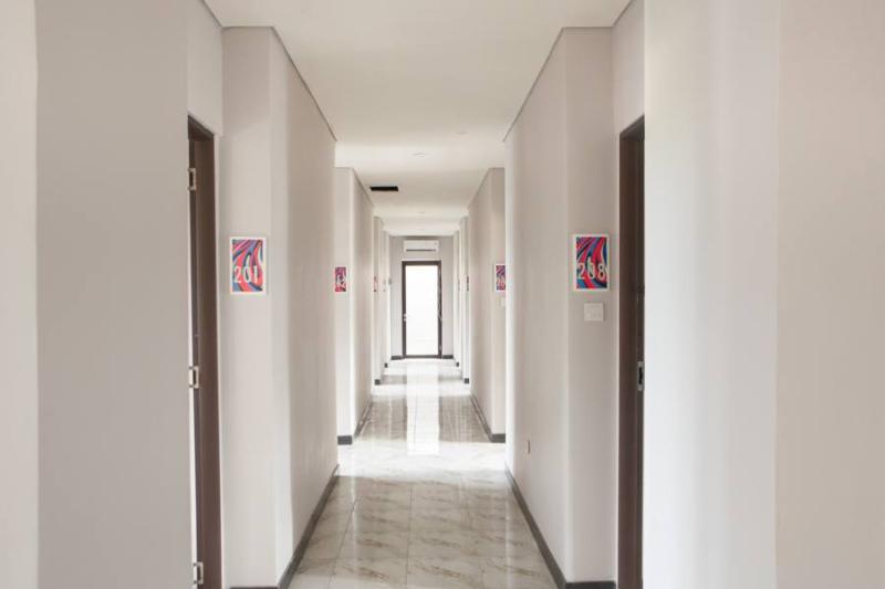 Отель Reddoorz @ Wiyung 2