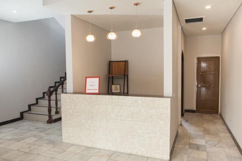 Отель Reddoorz @ Wiyung 2