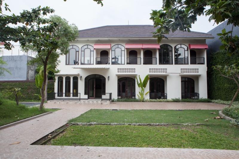 Отель Reddoorz @ Wiyung 2