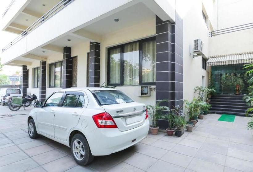 בית מלון כפרי Treebo Trip Singh Suites 2