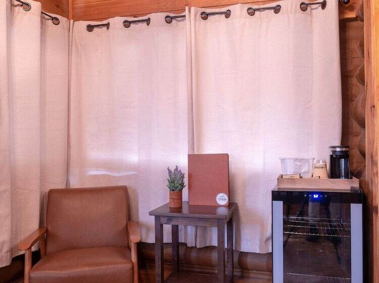 فندق على الطريق Elkhorn Cabins And Inn