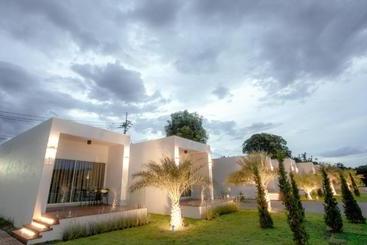 استراحتگاه West View Villa