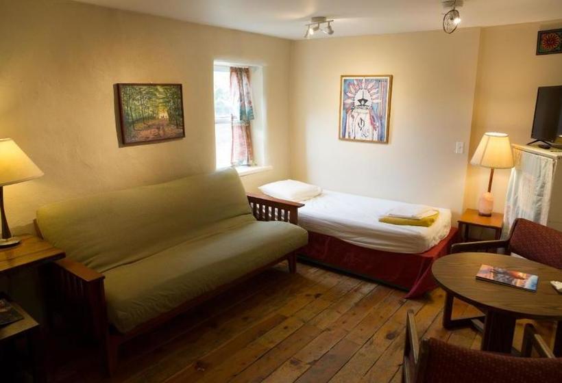 فندق صغير Snowmansion Taos Adventure Lodge