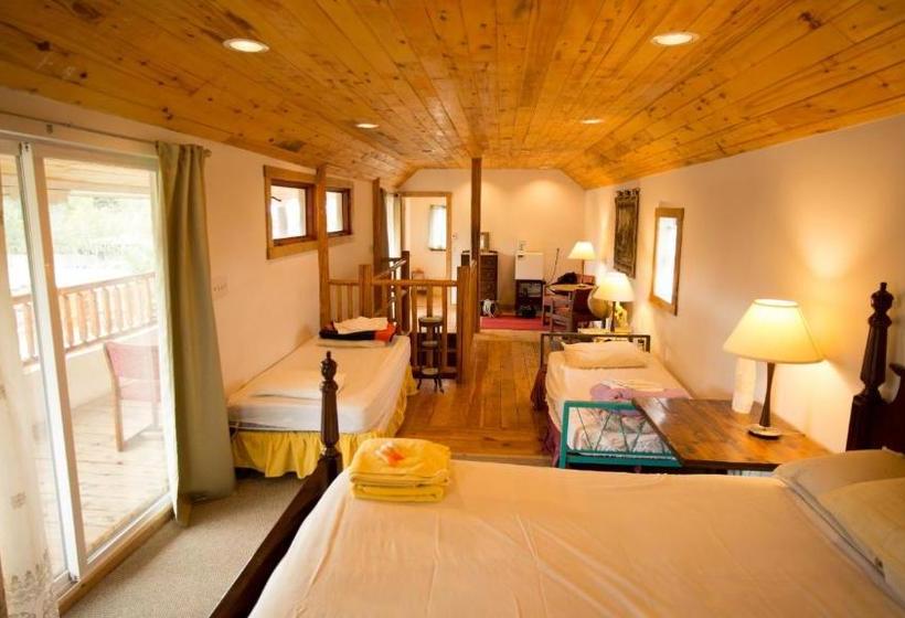 فندق صغير Snowmansion Taos Adventure Lodge