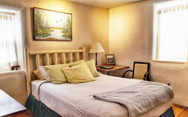 فندق صغير Snowmansion Taos Adventure Lodge