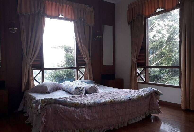 Villa Beverly Hills Puncak For 50 Pax