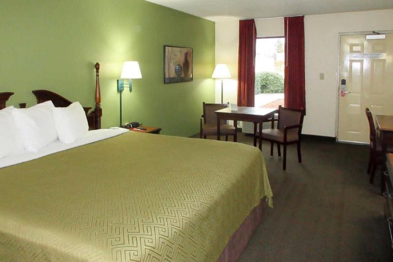 בית מלון כפרי Rodeway Inn