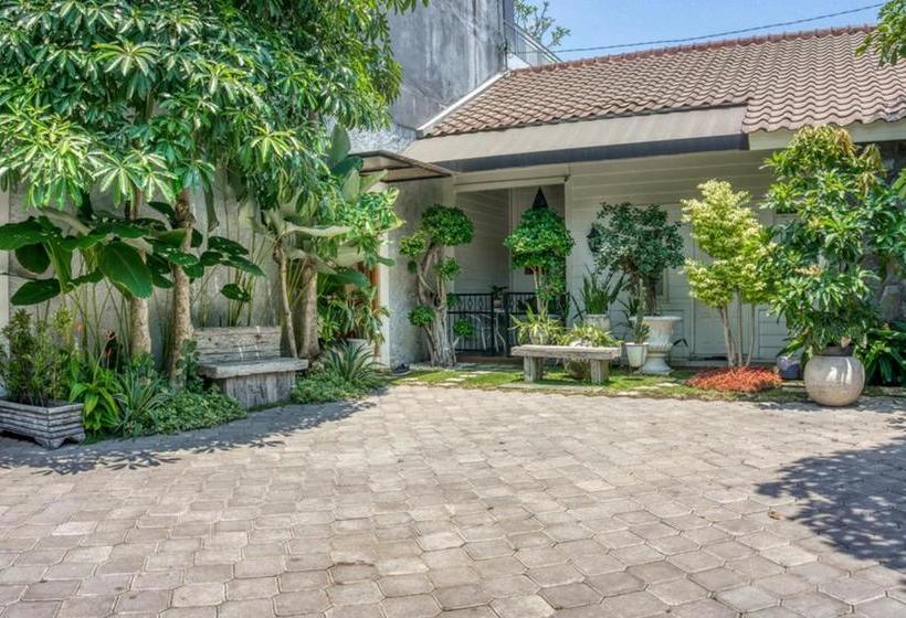 Отель Reddoorz Syariah Near Taman Pelangi Jogja 2