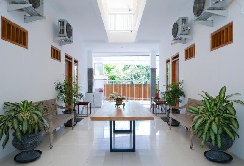 Отель Reddoorz Syariah Near Taman Pelangi Jogja 2