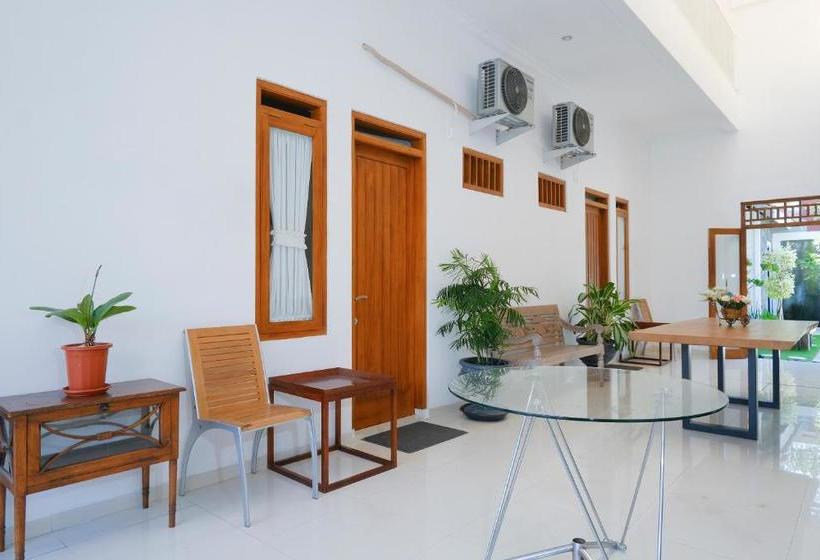 Отель Reddoorz Syariah Near Taman Pelangi Jogja 2