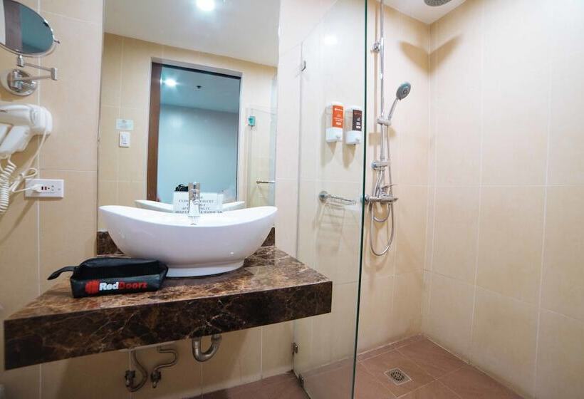 Отель Reddoorz Premium @ West Avenue Quezon City