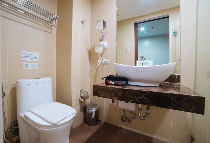 Отель Reddoorz Premium @ West Avenue Quezon City