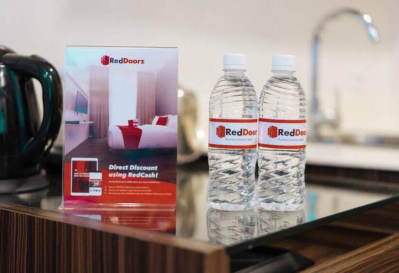 Отель Reddoorz Premium @ West Avenue Quezon City